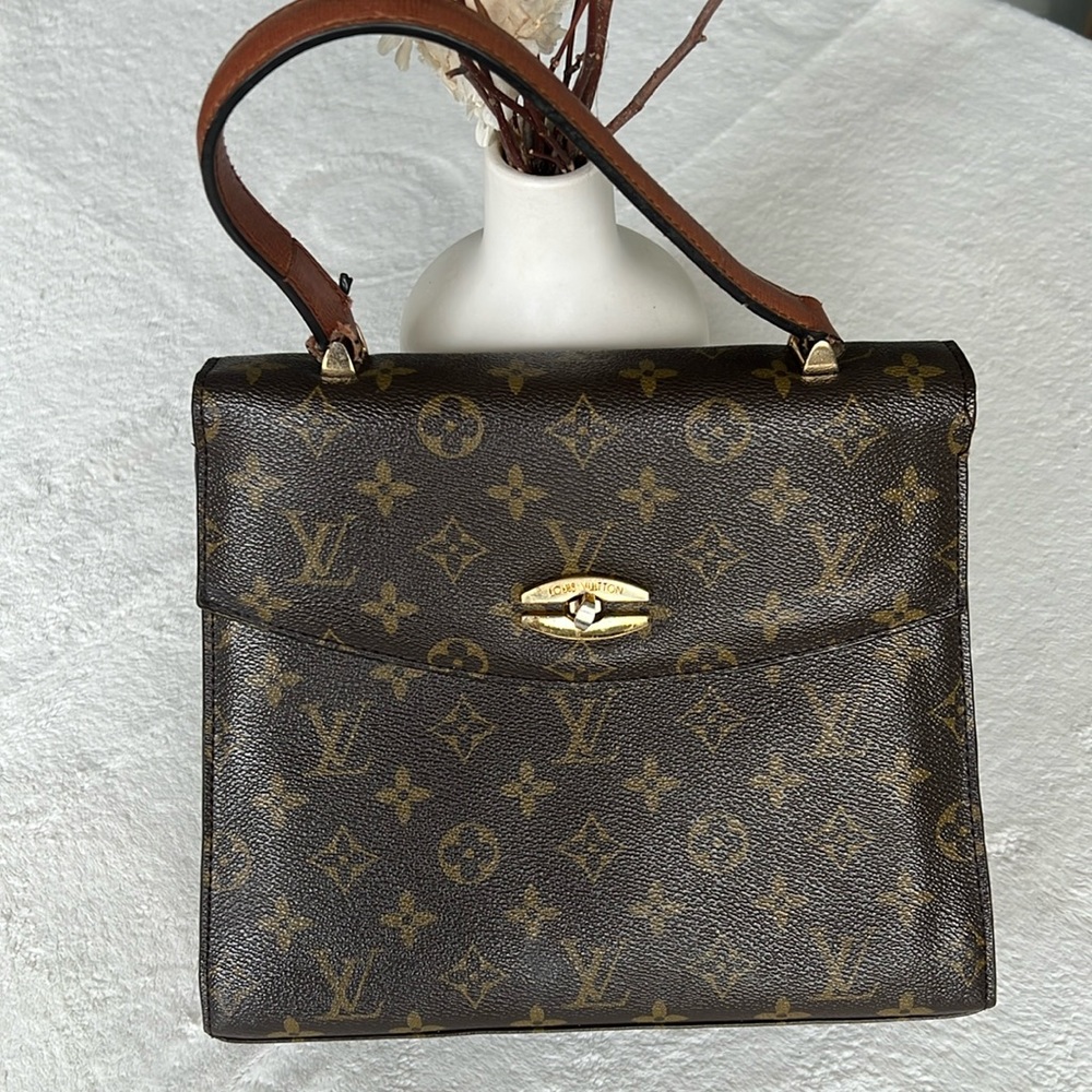 Vintage Louie Vuitton handbag that looks great with any outfit. Authenticated.